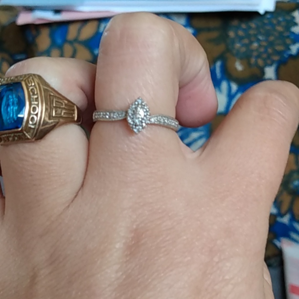 10k white gold Stone Sparkle ring